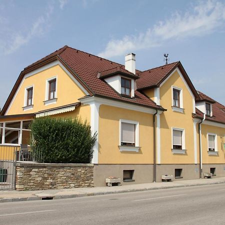 Gaestehaus Fischer Rohrendorf Bed & Breakfast Rohrendorf bei Krems Bagian luar foto